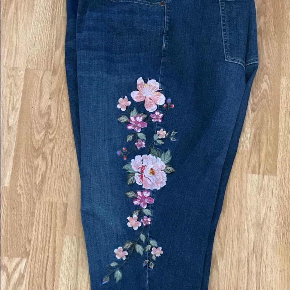 Embroidered Lane Bryant skinny jeans; size 28—EUC
